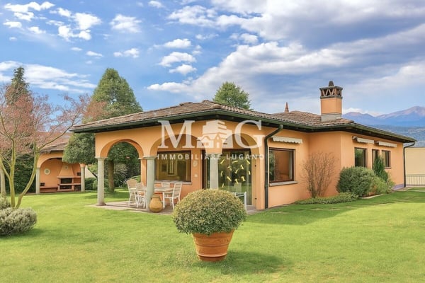 Collina d'Oro - Villa Signorile di 360 mq con giardino e terreno edificabile 1