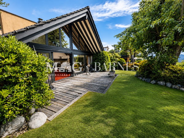 Lussuosa villa in vendita a Comano. Giardino e vista. Da rinnovare 2