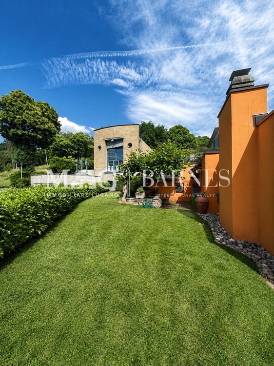Lussuosa villa in vendita a Comano. Giardino e vista. Da rinnovare 3