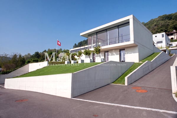 Lugano, Cademario: Villa moderna con giardino e piscina 11