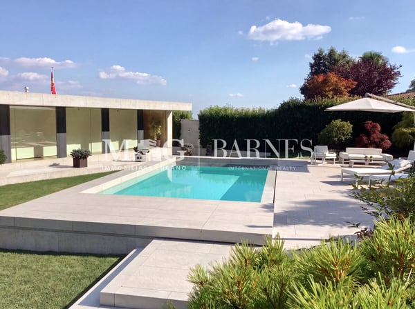 Villa moderna con giardino e piscina