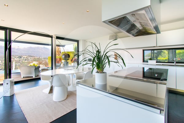 LUSSUOSA VILLA CON STUPENDA VISTA LAGO E INFINITY POOL 12