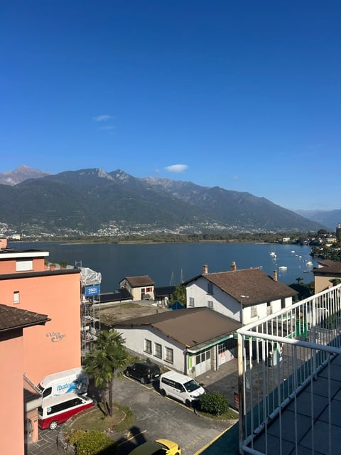 Prestigioso attico con vista lago e ampie terrazze 8