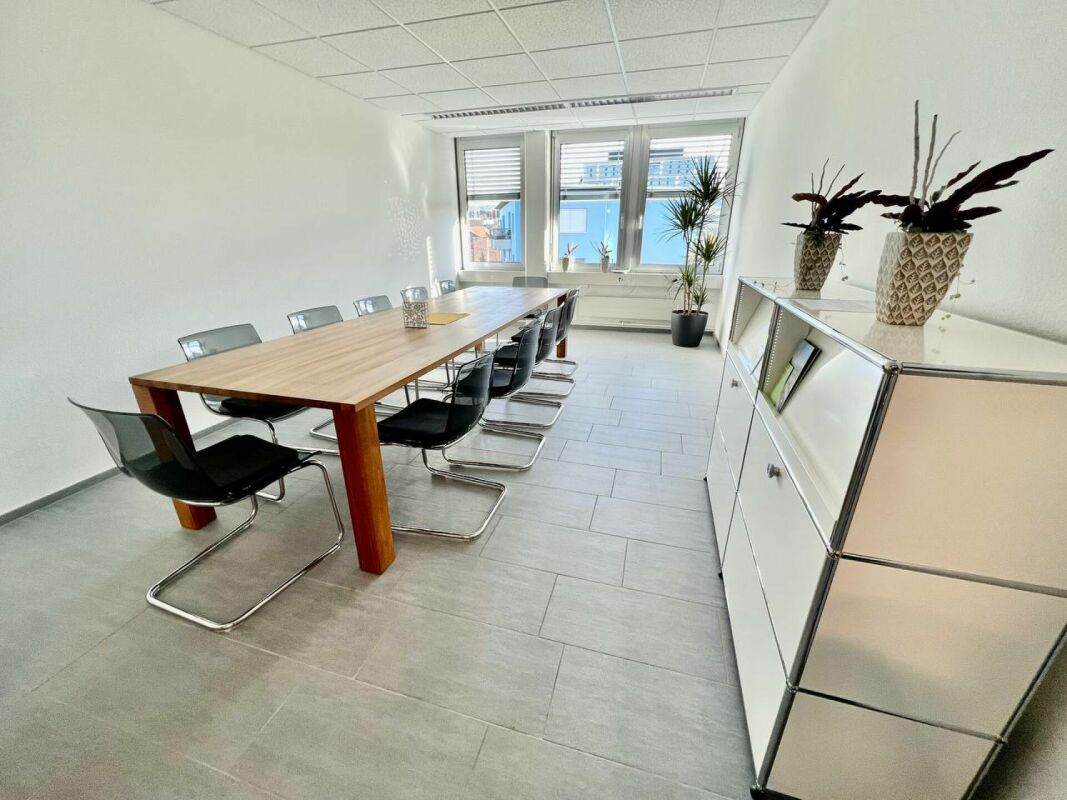 60 m2 plus Büro in Baar mit Sitzungszimmer, Lounge, Küche und WC