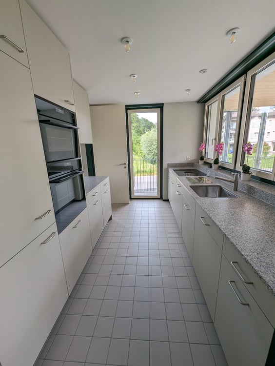 Moderne 4.5-Zimmer-Wohnung in Neubau mit Balkon 2