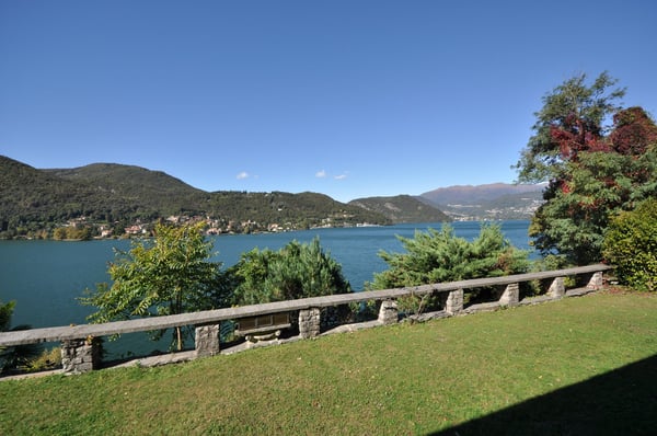 Grande Villa con annessa particella al lago con casetta e darsena  a Morcote