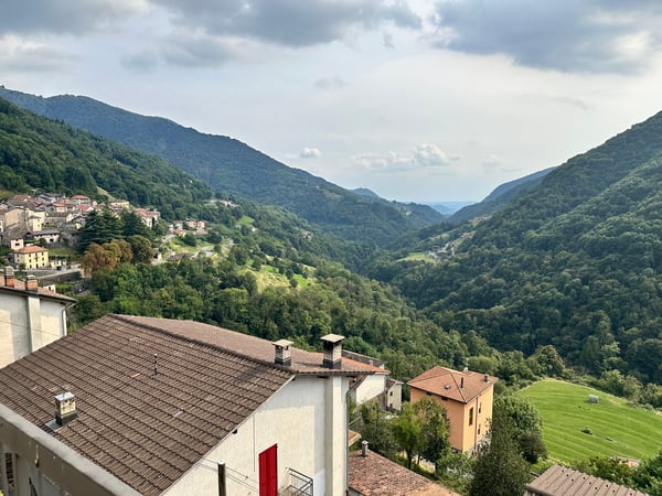 Splendida casa plurifamiliare a Muggio con 8.5 locali 9