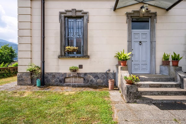 Villa storica con ampio giardino a Cadegliano Viconago