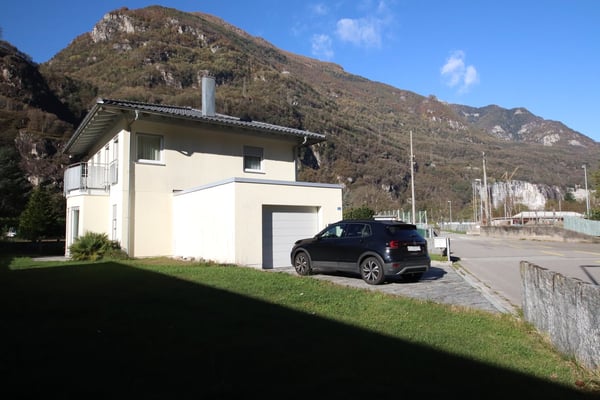 Casa unifamiliare moderna con vista panoramica a Lodrino 4
