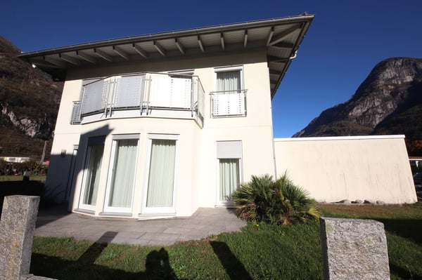Casa unifamiliare moderna con vista panoramica a Lodrino 2