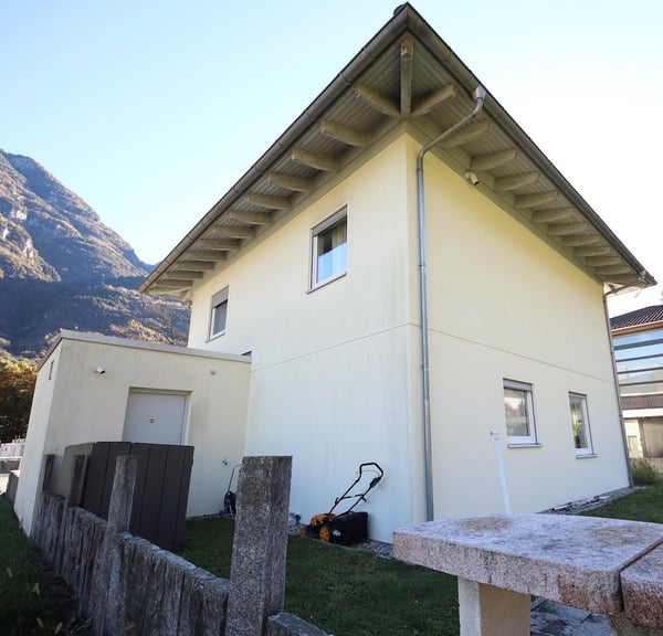 Casa unifamiliare moderna con vista panoramica a Lodrino 1