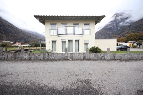 Casa unifamiliare moderna con vista panoramica a Lodrino 3