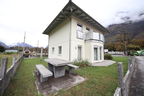 Casa unifamiliare moderna con vista panoramica a Lodrino 5