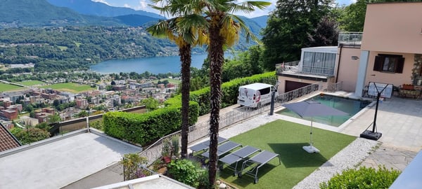 Moderno monolocale arredato con vista lago e piscina a Bioggio