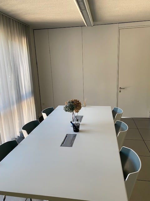 via San Gottardo 10, affittiamo grande e luninoso ufficio 3