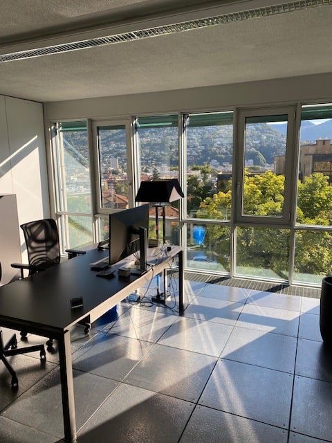 via San Gottardo 10, affittiamo grande e luninoso ufficio 2