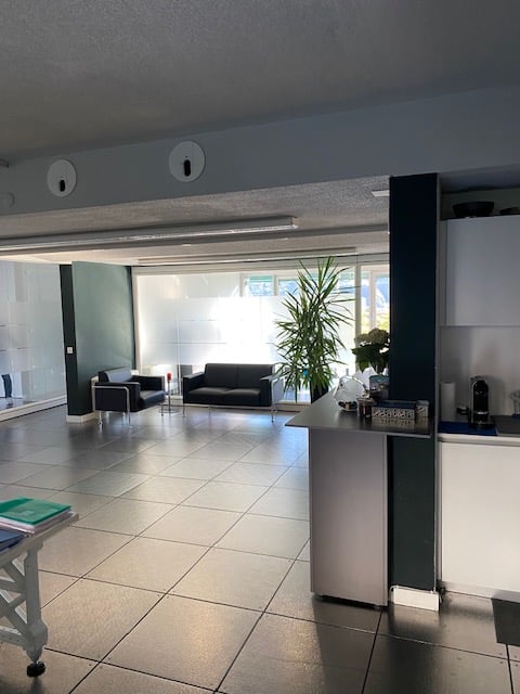 via San Gottardo 10, affittiamo grande e luninoso ufficio 4