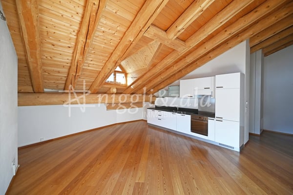 Sonnige Dachwohnung mit alpinem Flair und traumhafter Aussicht 2