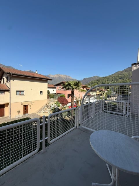 Accogliente appartamento di 2 locali con balcone e vista sulle montagne a Ponte Capriasca 2