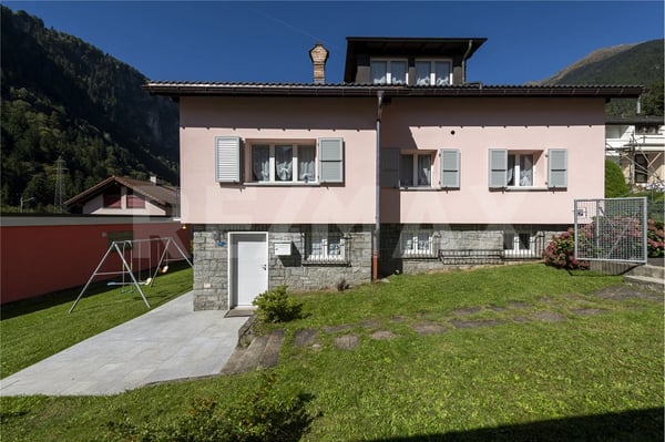 Casa con giardino a Faido 3