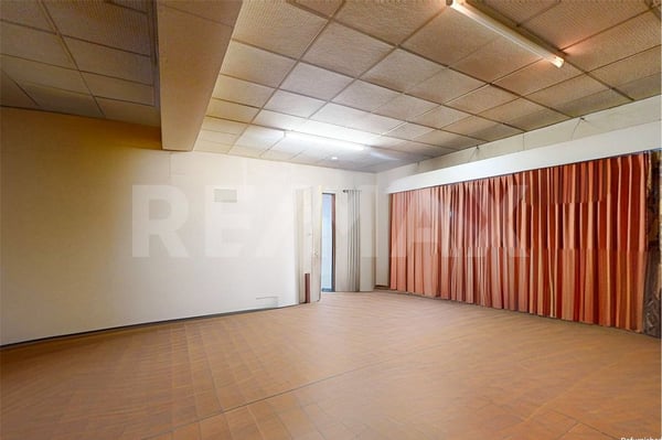 Casa con 3 appartamenti e negozio 4
