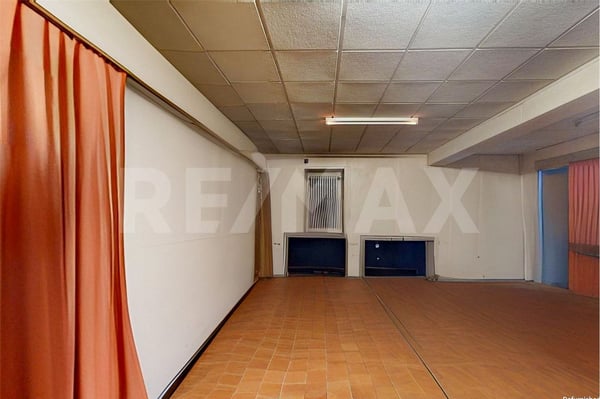 Casa con 3 appartamenti e negozio 4