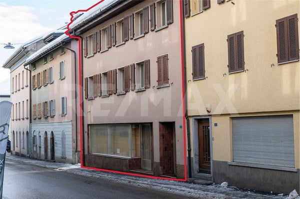Casa con 3 appartamenti e negozio 1