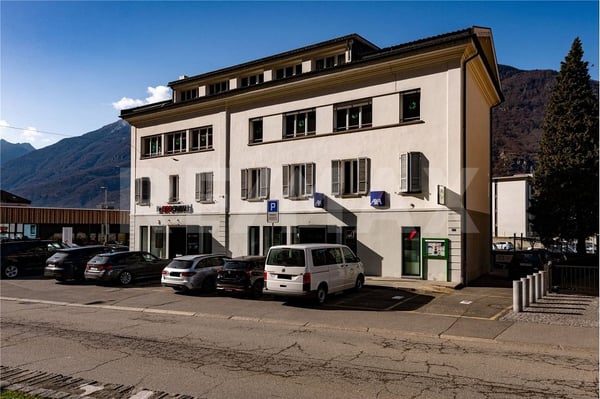 Edificio commerciale e residenziale con reddito stabile 2