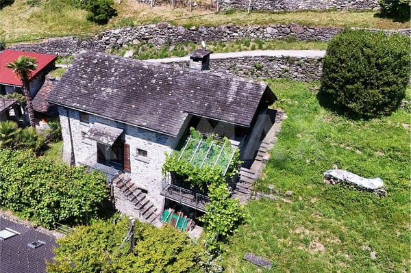 Affascinante casa in pietra con giardino e terrazza panoramica 1