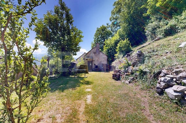 Rustico con giardino e bosco 6