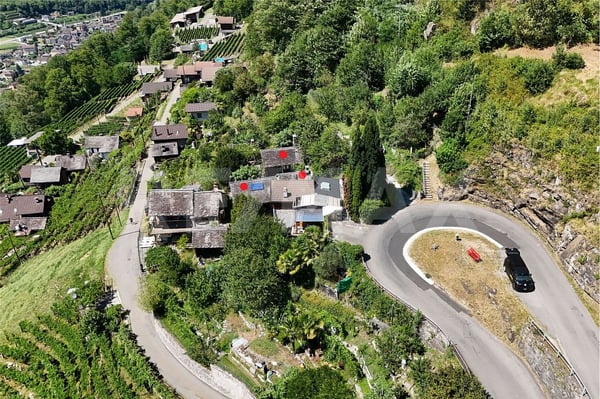 Tre caratteristici rustici con ampio terreno e splendida vista panoramica  Malvaglia 2
