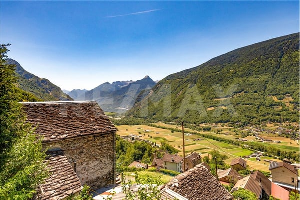 Tre caratteristici rustici con ampio terreno e splendida vista panoramica  Malvaglia 1