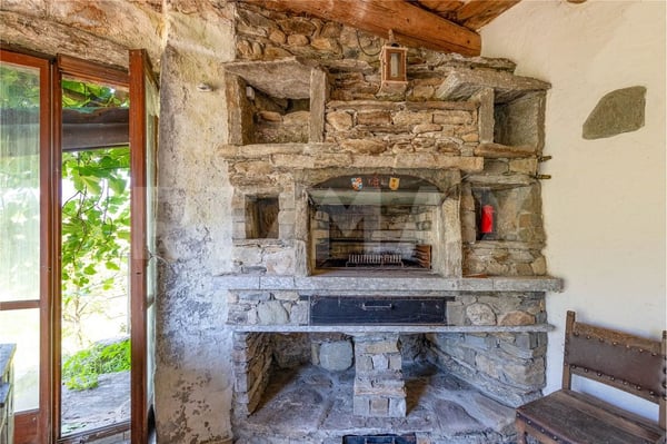 Tre caratteristici rustici con ampio terreno e splendida vista panoramica  Malvaglia 3