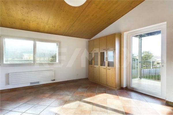 Attico moderno con balcone e due parcheggi 2