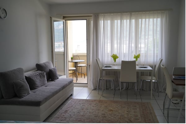 Schöne 2.5 Zi-Wohnung mit Terrasse 1