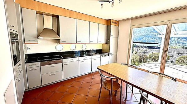Casa unifamiliare in zona residenziale tranquilla a Claro 2