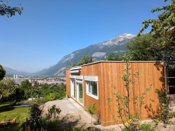 Ökologisches Tiny House an idyllischer Lage mit grossem Sitzplatz und Garten