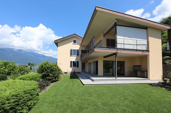 Einmalige Liegenschaft mit unverbaubarer Seesicht, drei Wohnungen, schöner Garten mit Pool 8