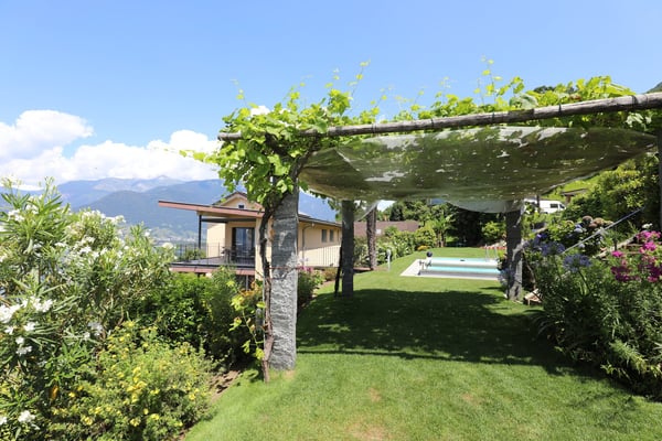 Einmalige Liegenschaft mit unverbaubarer Seesicht, drei Wohnungen, schöner Garten mit Pool 15