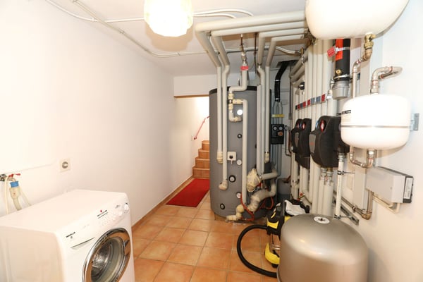 Einfamilienhaus + grosses Gästehaus mit Swimmingpool und herrlicher Aussicht 17