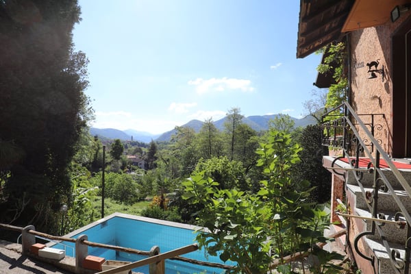 Einfamilienhaus + grosses Gästehaus mit Swimmingpool und herrlicher Aussicht 6