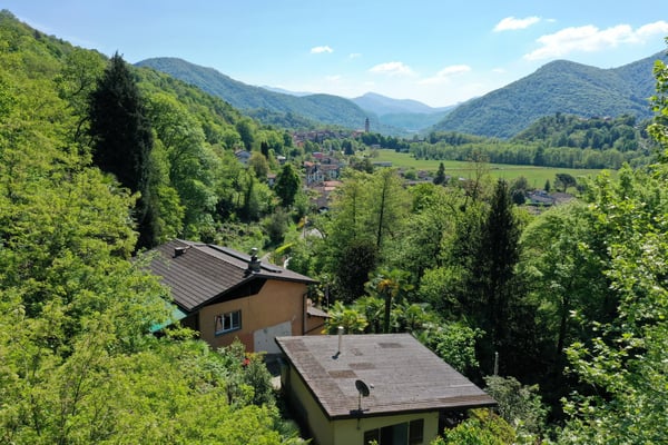 Einfamilienhaus + grosses Gästehaus mit Swimmingpool und herrlicher Aussicht 2