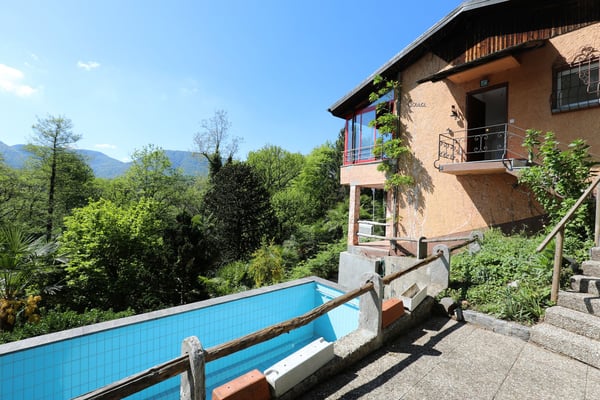 Einfamilienhaus + grosses Gästehaus mit Swimmingpool und herrlicher Aussicht 5