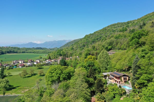 Einfamilienhaus + grosses Gästehaus mit Swimmingpool und herrlicher Aussicht 25