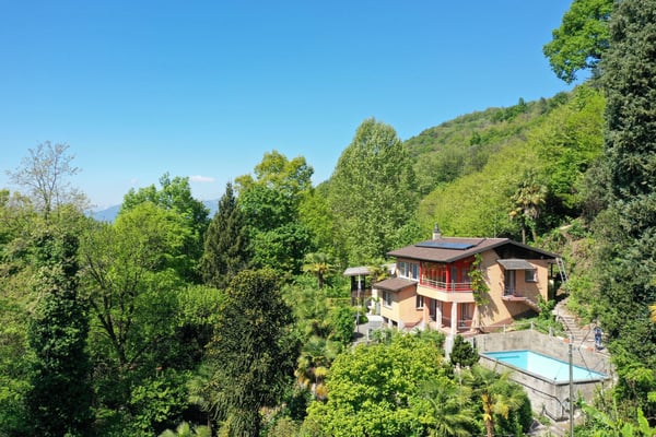 Einfamilienhaus + grosses Gästehaus mit Swimmingpool und herrlicher Aussicht 1