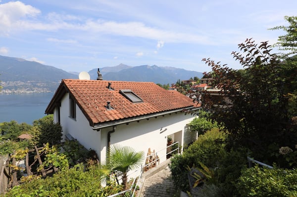 Doppelhaus-Hälfte mit herrlicher Sicht auf den Lago Maggiore 1