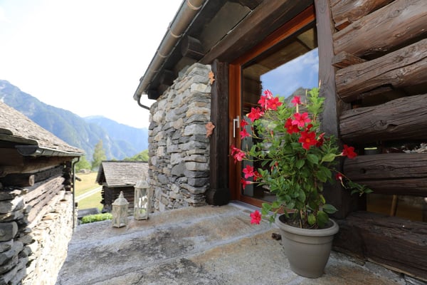 Grosses komfortables Rustico mit schönem Weitblick in Lavizzara 11