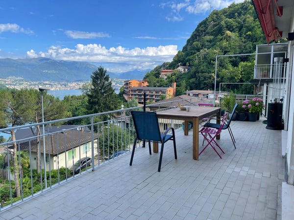 Appartamento con ampia terrazza e vista lago