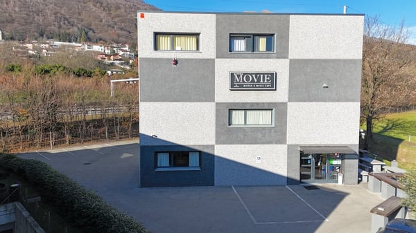 Capannone di pregio con grande appartamento 8