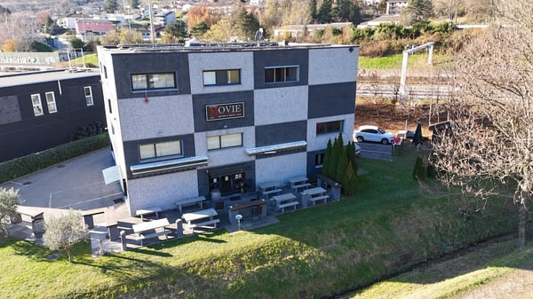 Capannone di pregio con grande appartamento 6